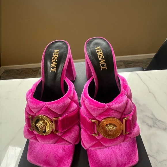 Versace La Medusa Hot Pink Quilted Mule - Picture 5 of 5